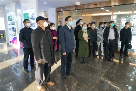 12月14日，張家界市政協(xié)黨組書(shū)記、主席歐陽(yáng)斌一行來(lái)到張家界高新區(qū)萬(wàn)眾實(shí)業(yè)集團(tuán)有限公司，宣講黨的二十大精神