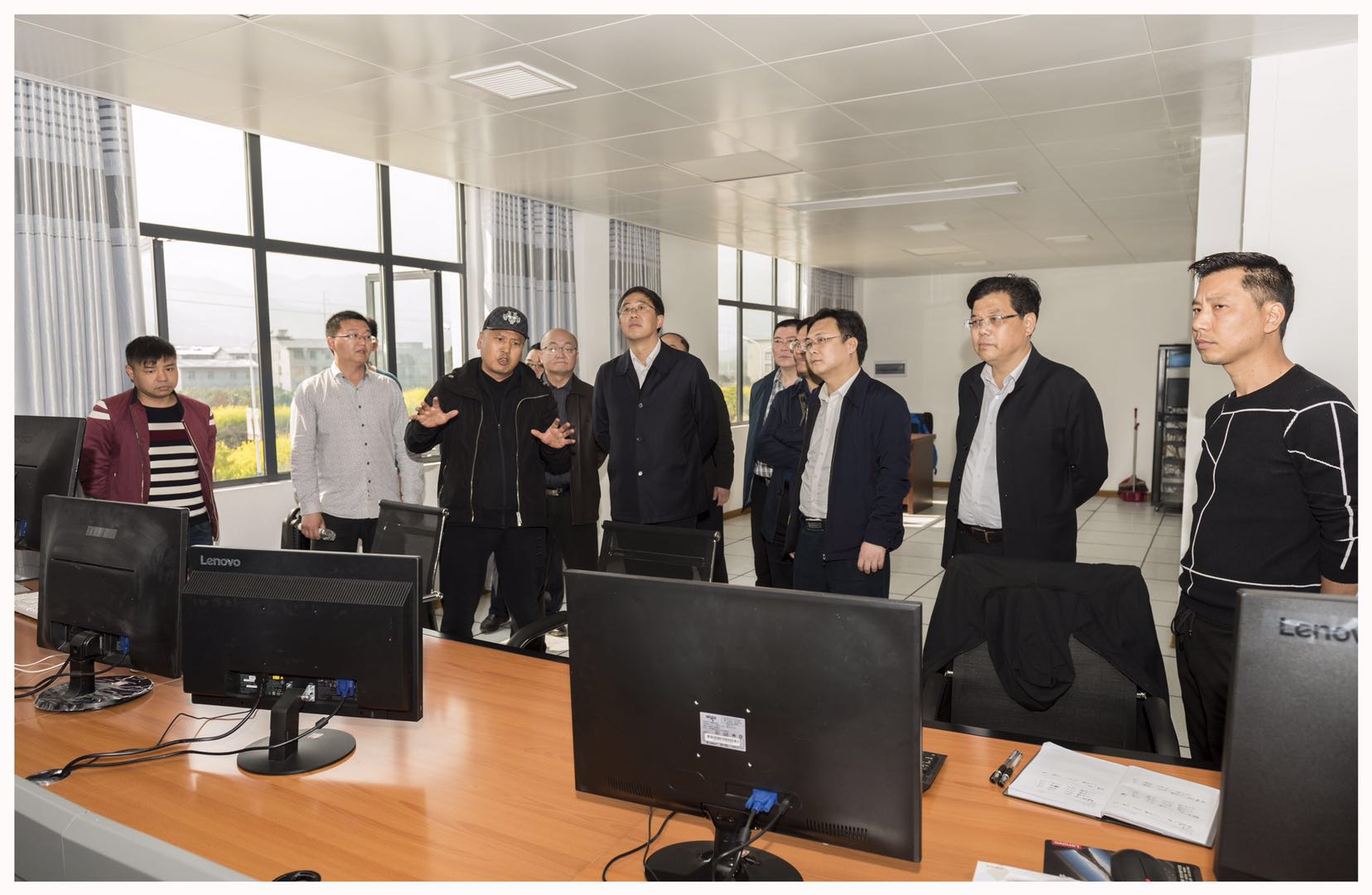 張家界市委、常委常務(wù)副市長羅智斌一行來我公司調(diào)研指導工作
